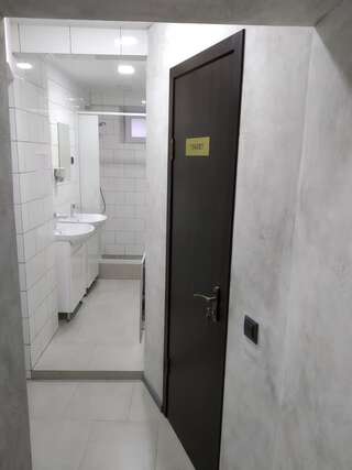 Хостелы Mega Hostel Киев Спальное место на двухъярусной кровати в общем номере для мужчин-1