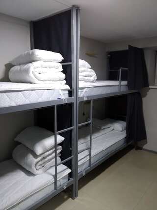 Хостелы Mega Hostel Киев Спальное место на двухъярусной кровати в общем номере для мужчин и женщин-3