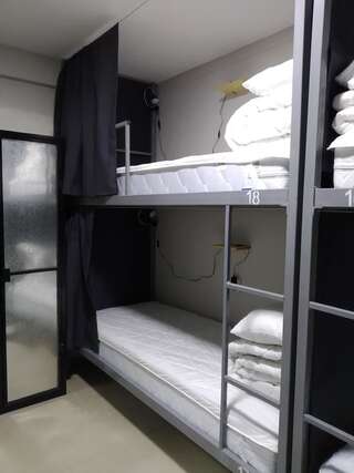Хостелы Mega Hostel Киев Спальное место на двухъярусной кровати в общем номере для мужчин и женщин-6
