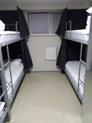 Хостелы Mega Hostel Киев Спальное место на двухъярусной кровати в общем номере для мужчин и женщин-7